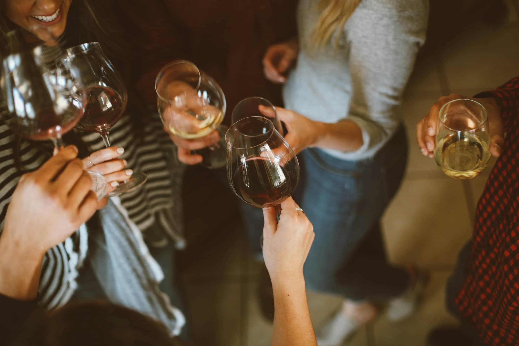 Réception de mariage en extérieur, tables dressées sous une tonnelle